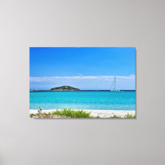 Wit zandstrand turquoise water rotsen & zeilboot canvas afdruk (Voorkant)