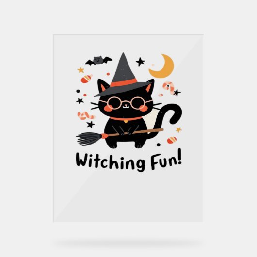 Witching Fun Zwarte Kat met Bezem – Schattigee Hal Acryl Bord (Voorkant)