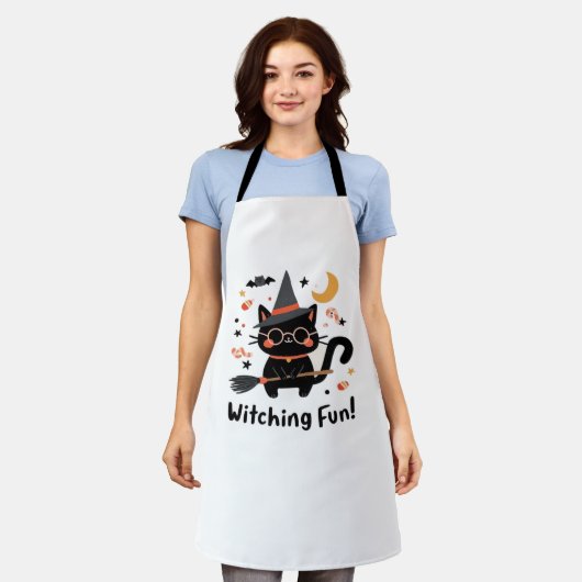 Witching Fun Zwarte Kat met Bezem – Schattigee Hal Schort (Gedragen)