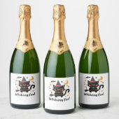 Witching Fun Zwarte Kat met Bezem – Schattigee Hal Sparkling Wijnetiket (Flessen)