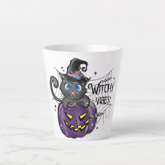 Witchy Vibes: Zwarte kat op de Paarse Jack-O-Lante Latte Mok (Voorkant)