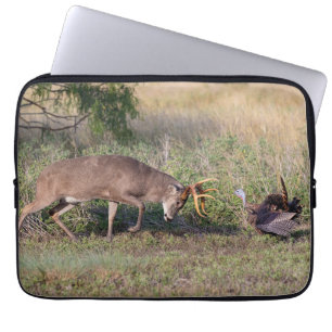Witstaarthert vechtend met wilde kalkoen laptop sleeve