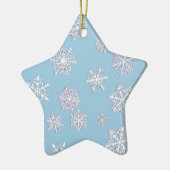 Witte 3-d sneeuwvlokken op een ijsblauwe achtergro keramisch ornament (Links)
