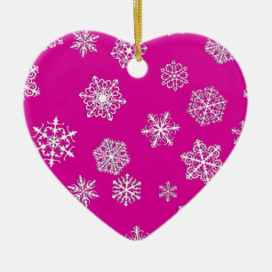 Witte 3-D sneeuwvlokken op een roze fuchsia-achter Keramisch Ornament