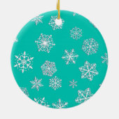 Witte 3-d sneeuwvlokken op een turkooisachtergrond keramisch ornament (Achterkant)
