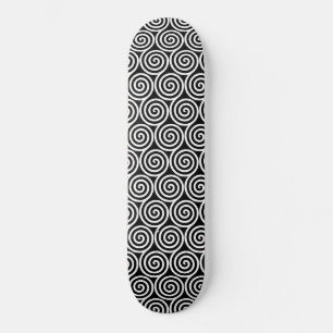 Witte abstracte spiraalvormige cirkels op zwart skateboard