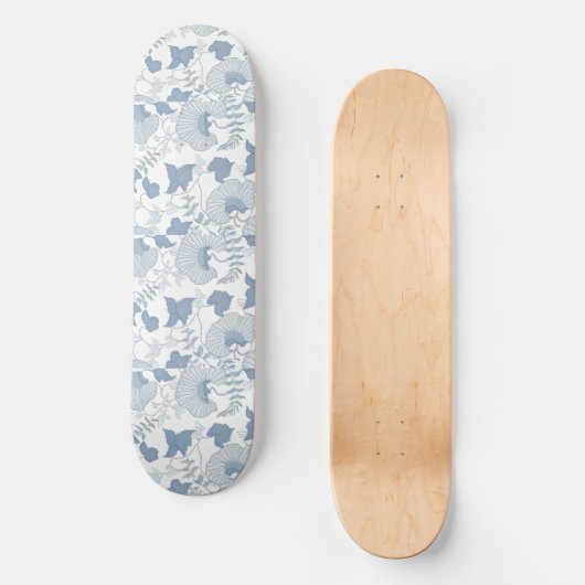 Witte achtergrond Delicate Blauwe Japanse Bloemen Skateboard (Voorkant)