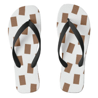 Witte achtergrond van chocolade-bars teenslippers