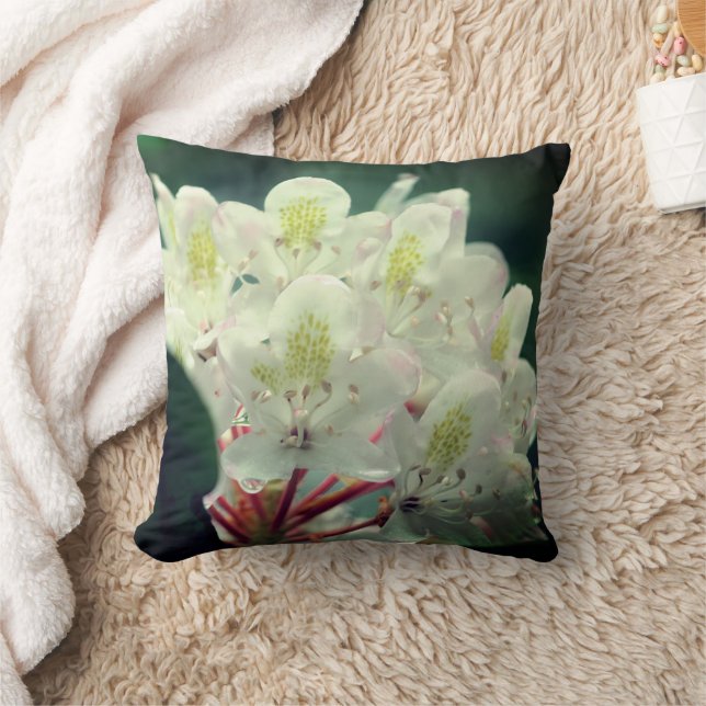 Witte Azalea Bloem Met Regendruppels   Kussen (Deken)