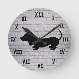 Witte bakstenen Dachshund Silhouet Wandklok Ronde Klok