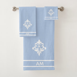 Witte bloem, monogram en strepen op lichtblauw bad handdoek