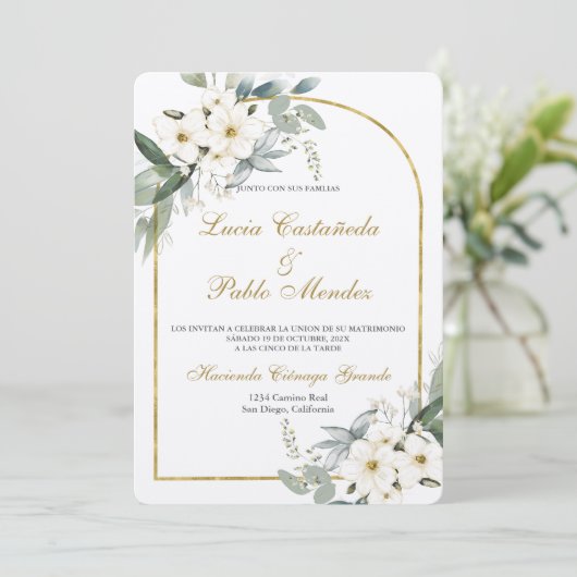 Witte bloemen bruiloft uitnodiging Spaans (Staand voorkant)