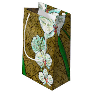 Witte bloemen en groene gedichten aan de bruine gr klein cadeauzakje