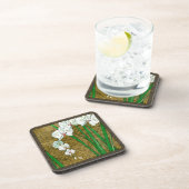 Witte bloemen en groene gedichten aan de bruine gr onderzetter (Rechterzijde)