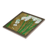 Witte bloemen en groene gedichten aan de bruine gr tegeltje (Zijkant)