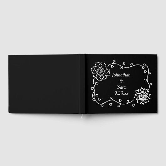 Witte bloemen en harten op zwarte bruiloft gastenb gastenboek (Volledig)