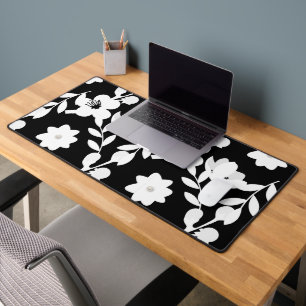 Witte bloemen met parels op zwart bureaumat