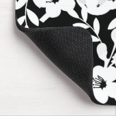 Witte bloemen met parels op zwart muismat (Hoek)
