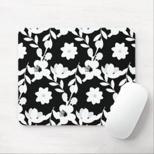 Witte bloemen met parels op zwart muismat
