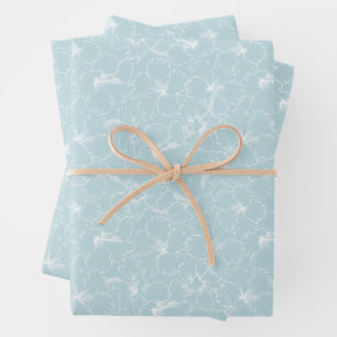 Witte bloemen op blauw inpakpapier vel