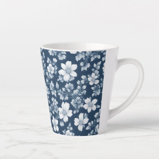 Witte bloemen op donkerblauw latte mok (Rechts)