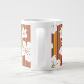 Witte bloemen op een gestreepte achtergrond jumbo beker (Achterkant)