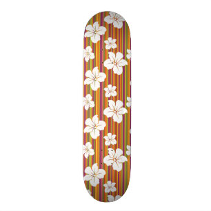 Witte bloemen op een gestreepte achtergrond skateboard