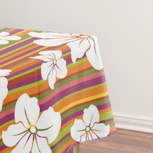 Witte bloemen op een gestreepte achtergrond tafelkleed (Voorbeeld)