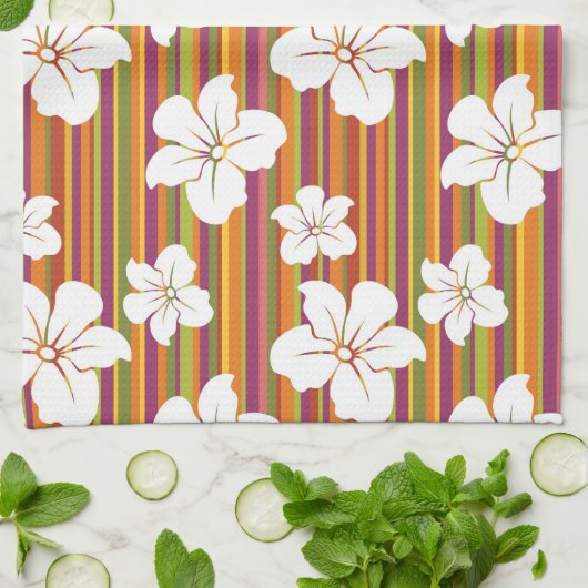 Witte bloemen op een gestreepte achtergrond theedoek (Gevouwen)