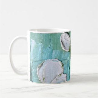 Witte bloemen op een turquoise en gele achtergrond koffiemok