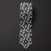 Witte bloemen op een zwarte stropdas