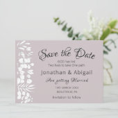 Witte Bloemen op Lavendel Inspirerend bruiloft Save The Date (Staand voorkant)