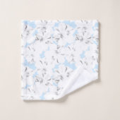 Witte bloemen op lichtblauw. bad handdoek (Wasdoekje)