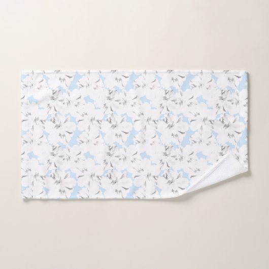 Witte bloemen op lichtblauw. bad handdoek (Handdoek)