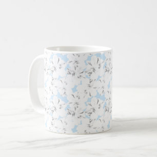 Witte bloemen op lichtblauw. koffiemok