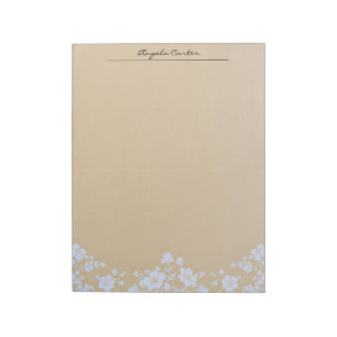 Witte bloemen op lichtbruin notitieblok