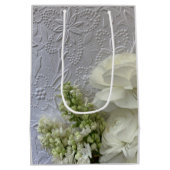 Witte bloemen op reliëfachtergrond medium cadeauzakje (Achterkant)