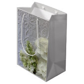 Witte bloemen op reliëfachtergrond medium cadeauzakje (Achterkant Gekanteld)