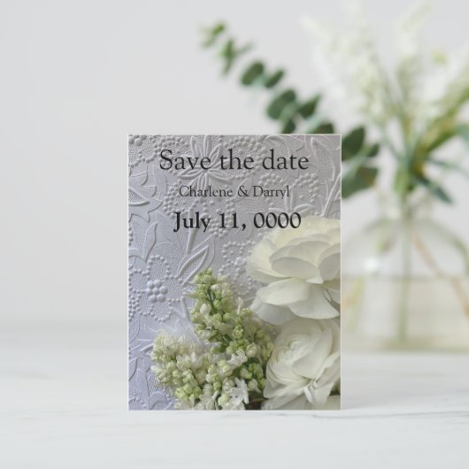 Witte bloemen op reliëfachtergrond save the date (Staand voorkant)