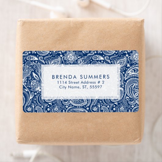Witte Bloemen Paisley Custom Navy Blauwe Achtergro Etiket (Insitu)