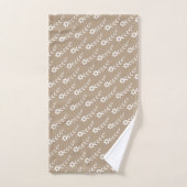 Witte bloemen patroon, monogram rustieke taupe bad handdoek (Handdoek)
