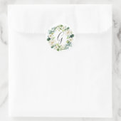 Witte bloemenkrans monogram ronde sticker (Tas)