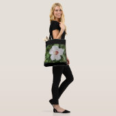 Witte bloempuzzel draagtas (Op model)