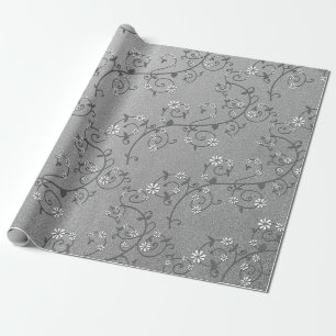 Witte bloemrank op zilver inpakpapier