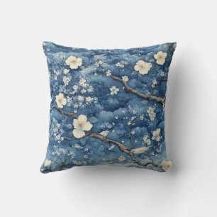 Witte bloesem op blauw kussen