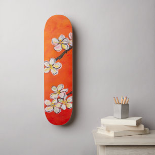 Witte bloesems op oranje rode lente achtergrond skateboard
