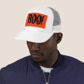 Witte BOO! Trucker Hat in Oranje en zwart ontwerp. Pet (In situ)