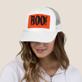 Witte BOO! Trucker Hat in Oranje en zwart ontwerp. Trucker Pet (In situ)