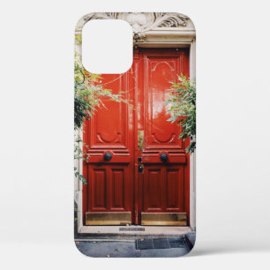 WITTE BOUWEN MET GESLOTEN RODE WOODEN DEUR iPhone 12 HOESJE