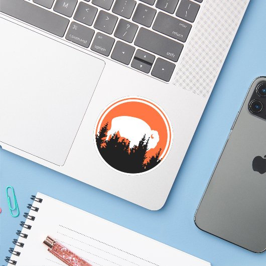  witte buffel buiten Sticker (Laptop met iPhone)